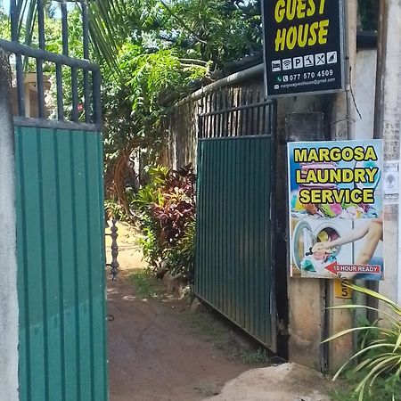 Margosa Guesthouse Mirissa Esterno foto