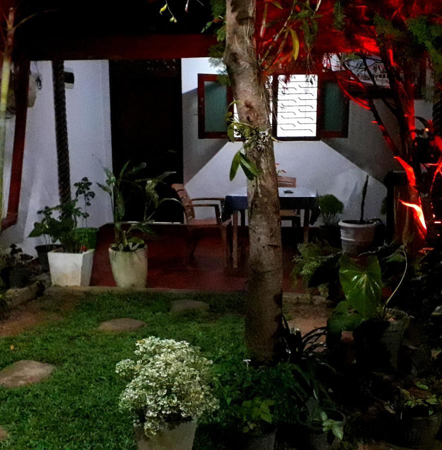 Margosa Guesthouse Mirissa Esterno foto