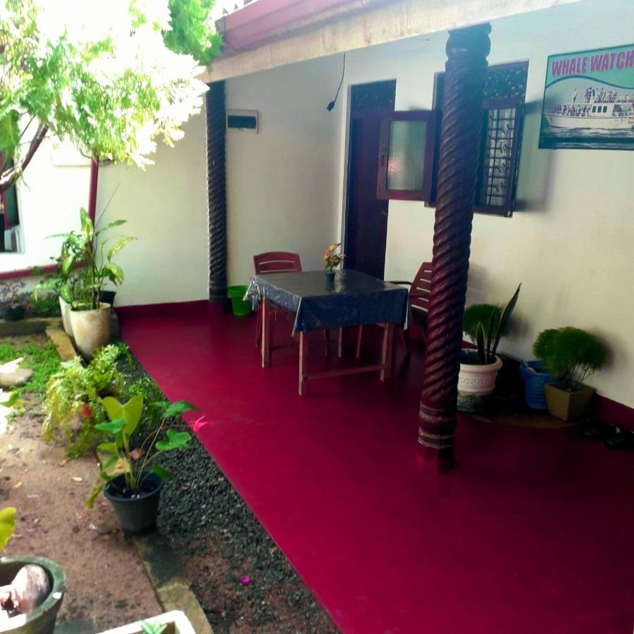 Margosa Guesthouse Mirissa Esterno foto