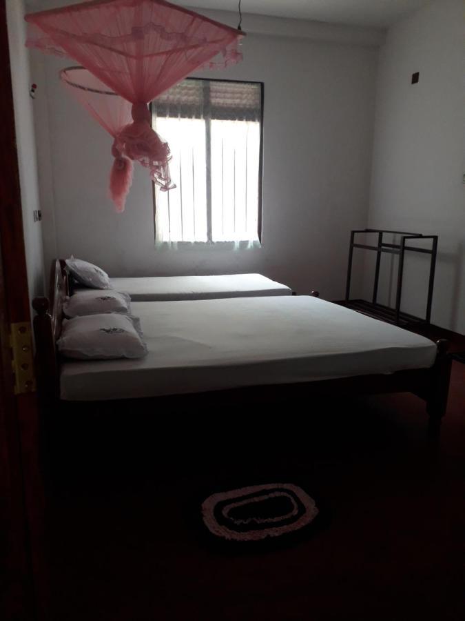Margosa Guesthouse Mirissa Esterno foto