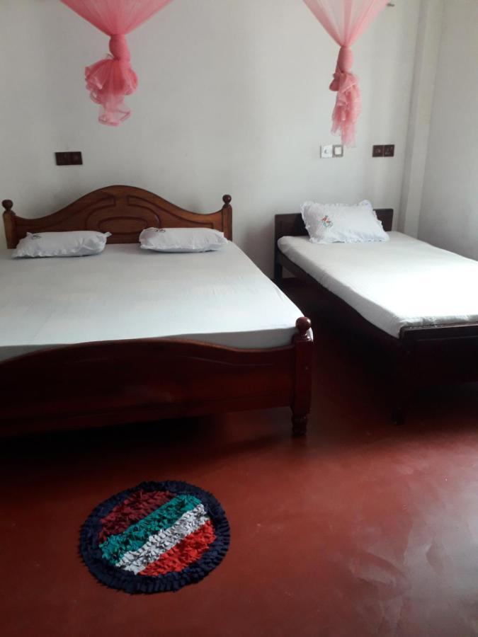 Margosa Guesthouse Mirissa Esterno foto