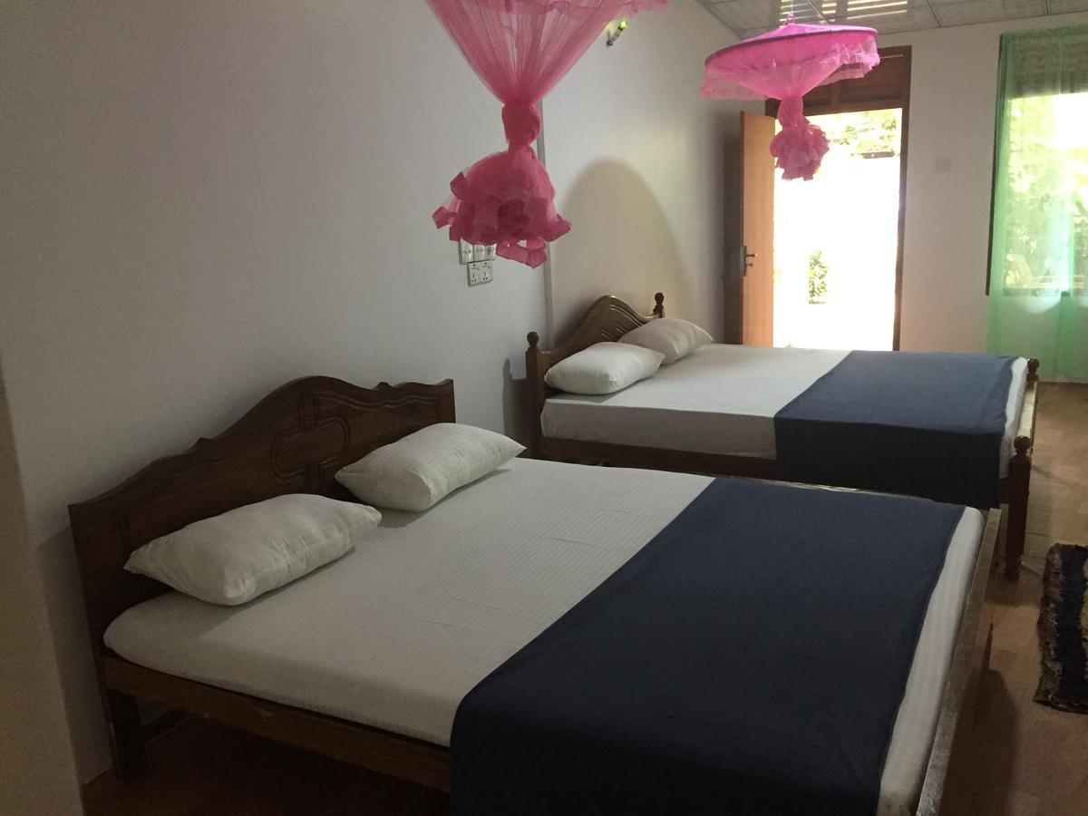Margosa Guesthouse Mirissa Esterno foto