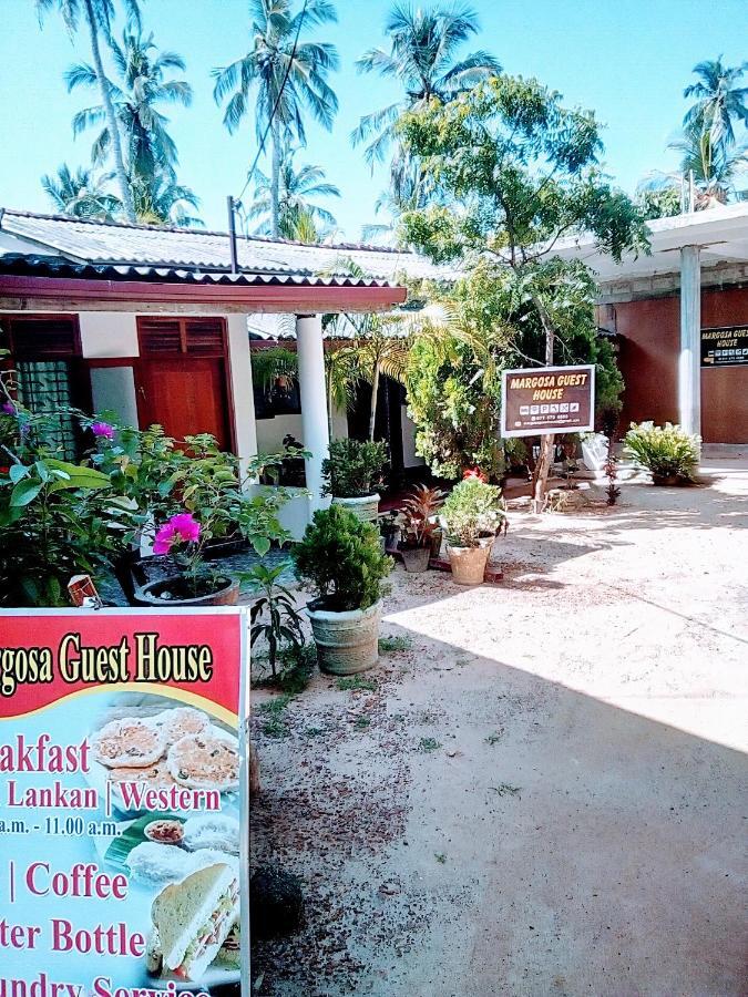 Margosa Guesthouse Mirissa Esterno foto